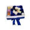 Caja con Rosas Blancas y Azules Preservadas, Bombones, Vino y Macaroons