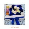 Caja con Rosas Blancas y Azules Preservadas, Bombones, Vino y Macaroons