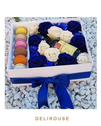 Caja con Rosas Blancas y Azules Preservadas, Bombones, Vino y Macaroons