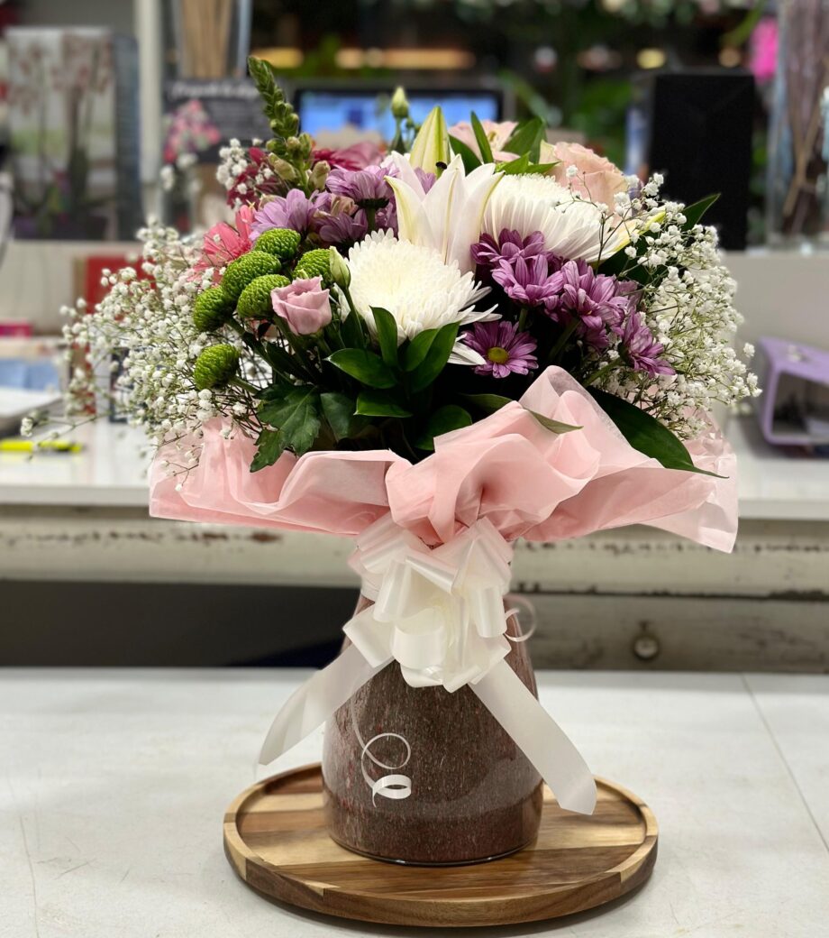 Ramo de flores variadas en tonos rosa