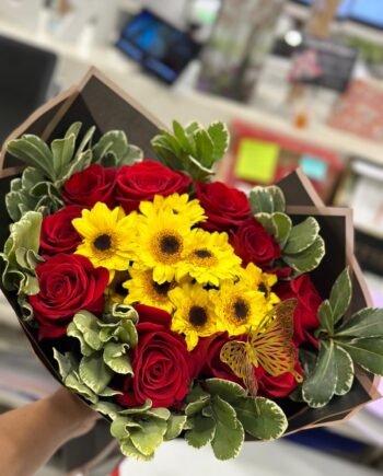 Ramo de 10 rosas rojas con relleno y detalle mariposa