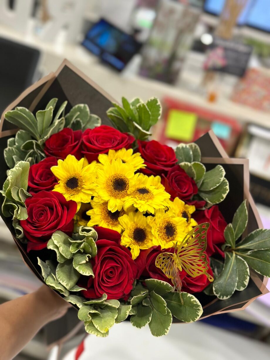 Ramo de 10 rosas rojas con relleno y detalle mariposa