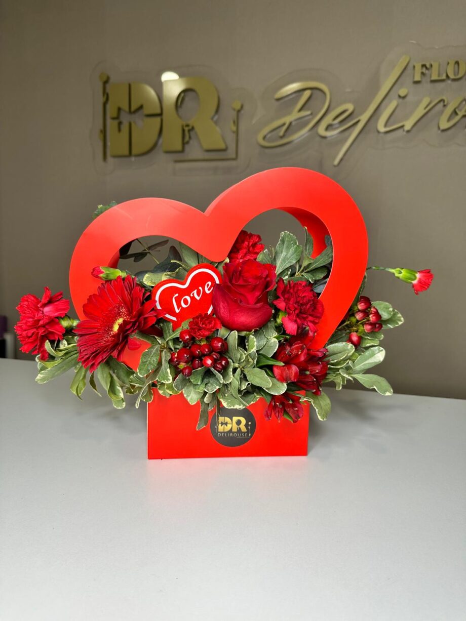 Cesta de flores en forma de corazón