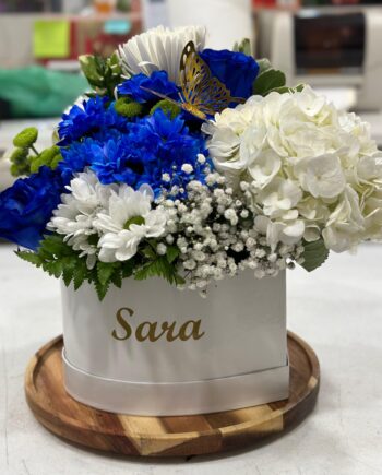 Caja de flores variadas personalizada con detalle mariposa