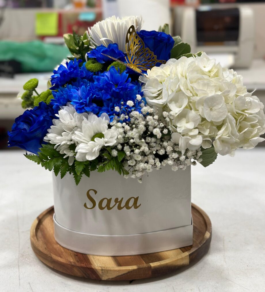 Caja de flores variadas personalizada con detalle mariposa