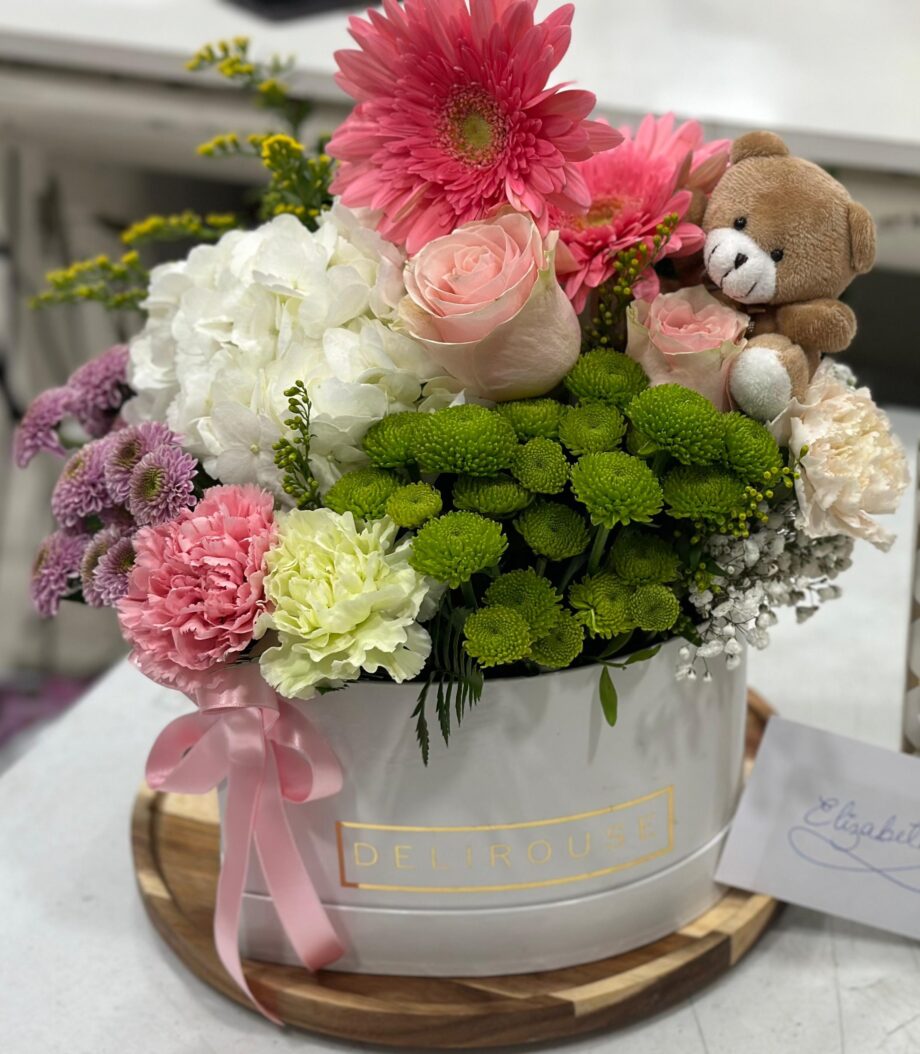 Caja de flores variadas con peluche